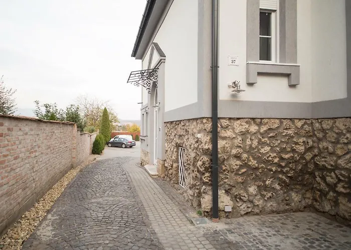 Deakvilla37 Apartman Эгер